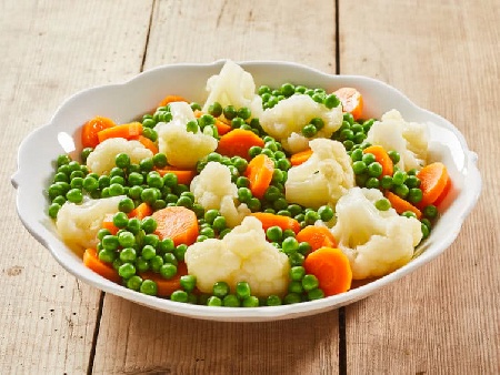 Гарнитура от пресни задушени зеленчуци – карфиол, грах и моркови - снимка на рецептата